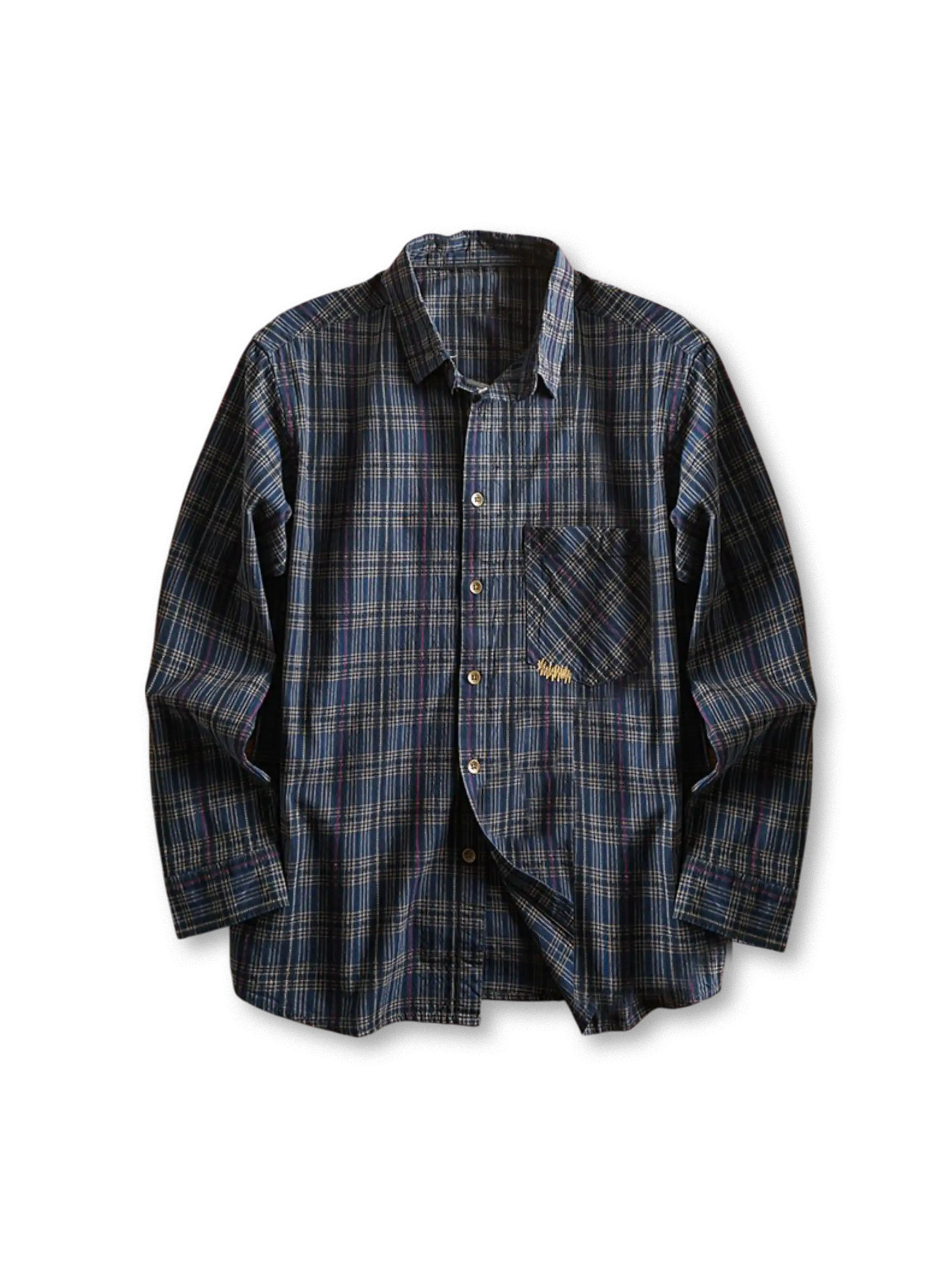 ウォッシュ加工の格子柄コットン生地と刺繍、ブロンズボタンが特徴のヴィンテージチェックシャツ。