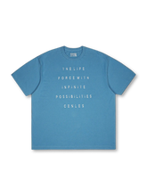 ダメージ加工を施した無感触プリントロゴが特徴のヴィンテージ風100%コットンTシャツ。快適な着心地と耐久性を兼ね備えてい