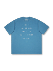 ダメージ加工を施した無感触プリントロゴが特徴のヴィンテージ風100%コットンTシャツ。快適な着心地と耐久性を兼ね備えてい