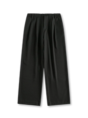 滑らかなポリエステル混紡素材とダブルプリーツが特徴のワイドスラックス