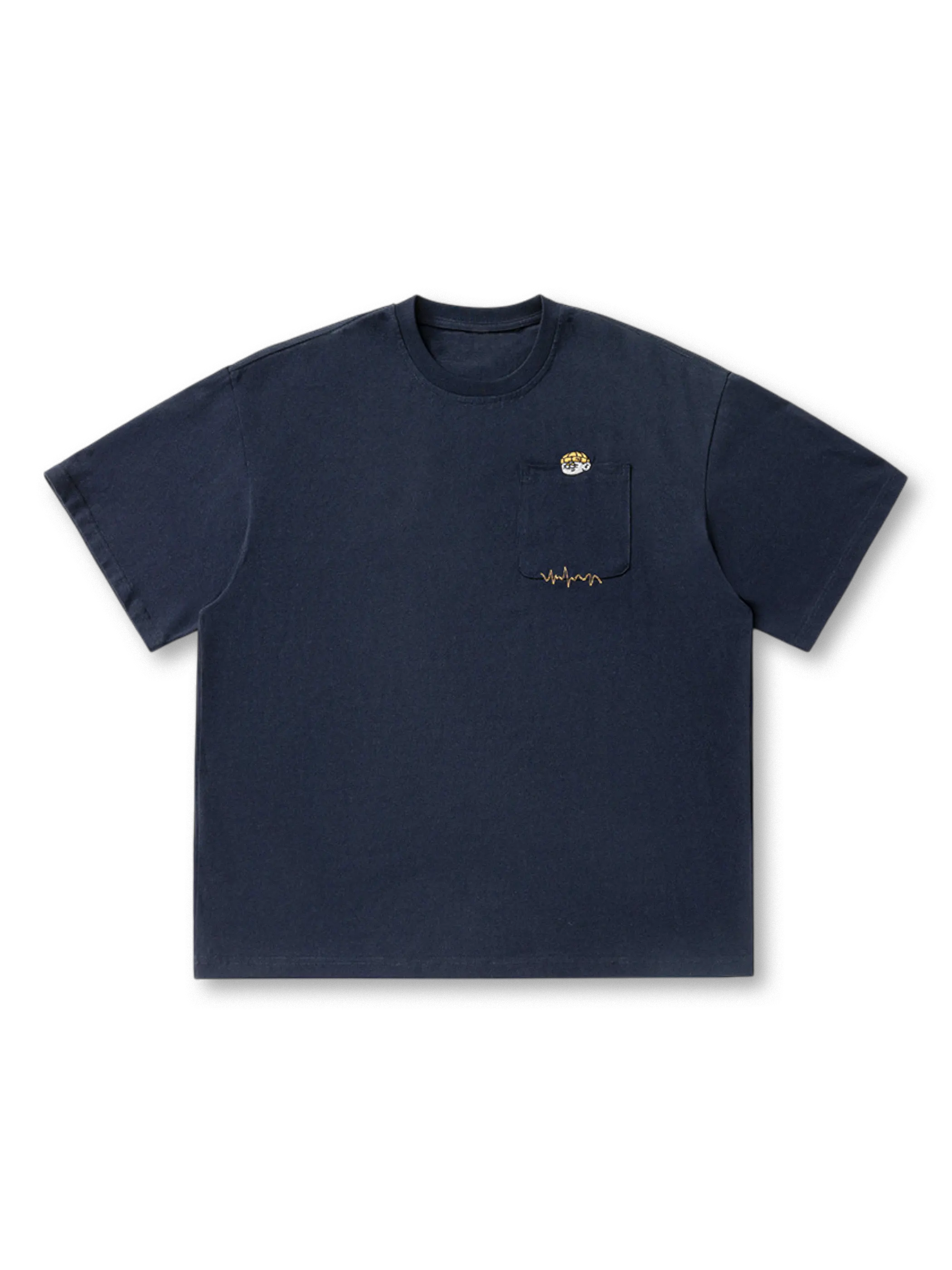 エンブレム刺繍とヴィンテージ加工が特徴のポケットTシャツ