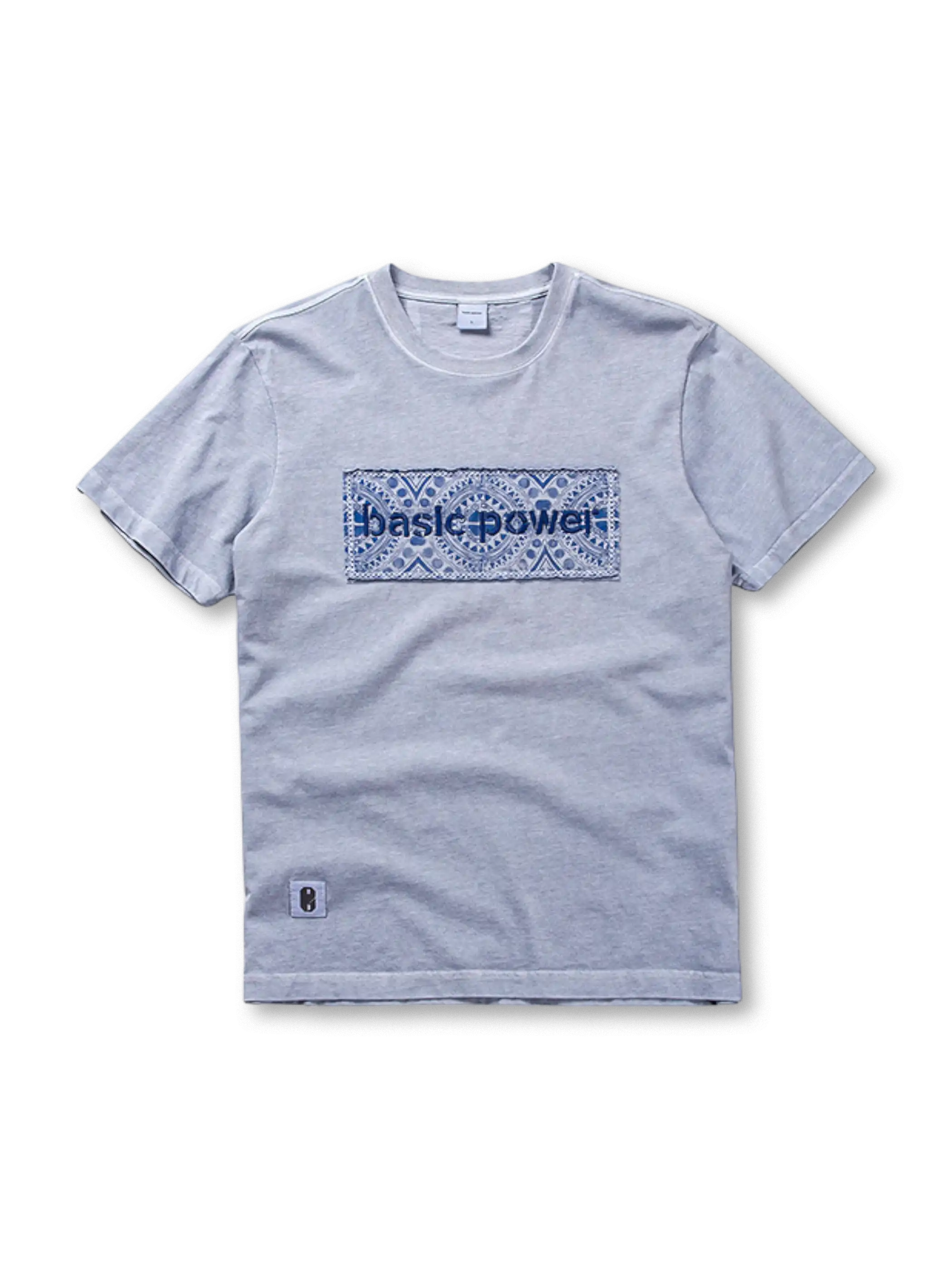 立体刺繍と文化的モチーフが特徴の100%コットンヴィンテージTシャツ。豊かな表情と実用性を兼備。