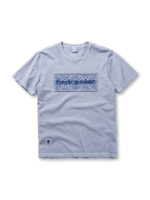 立体刺繍と文化的モチーフが特徴の100%コットンヴィンテージTシャツ。豊かな表情と実用性を兼備。