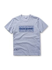 立体刺繍と文化的モチーフが特徴の100%コットンヴィンテージTシャツ。豊かな表情と実用性を兼備。