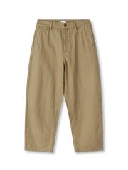 エンザイムウォッシュとワイドカーブシルエットが特徴のヴィンテージミリタリートラウザー