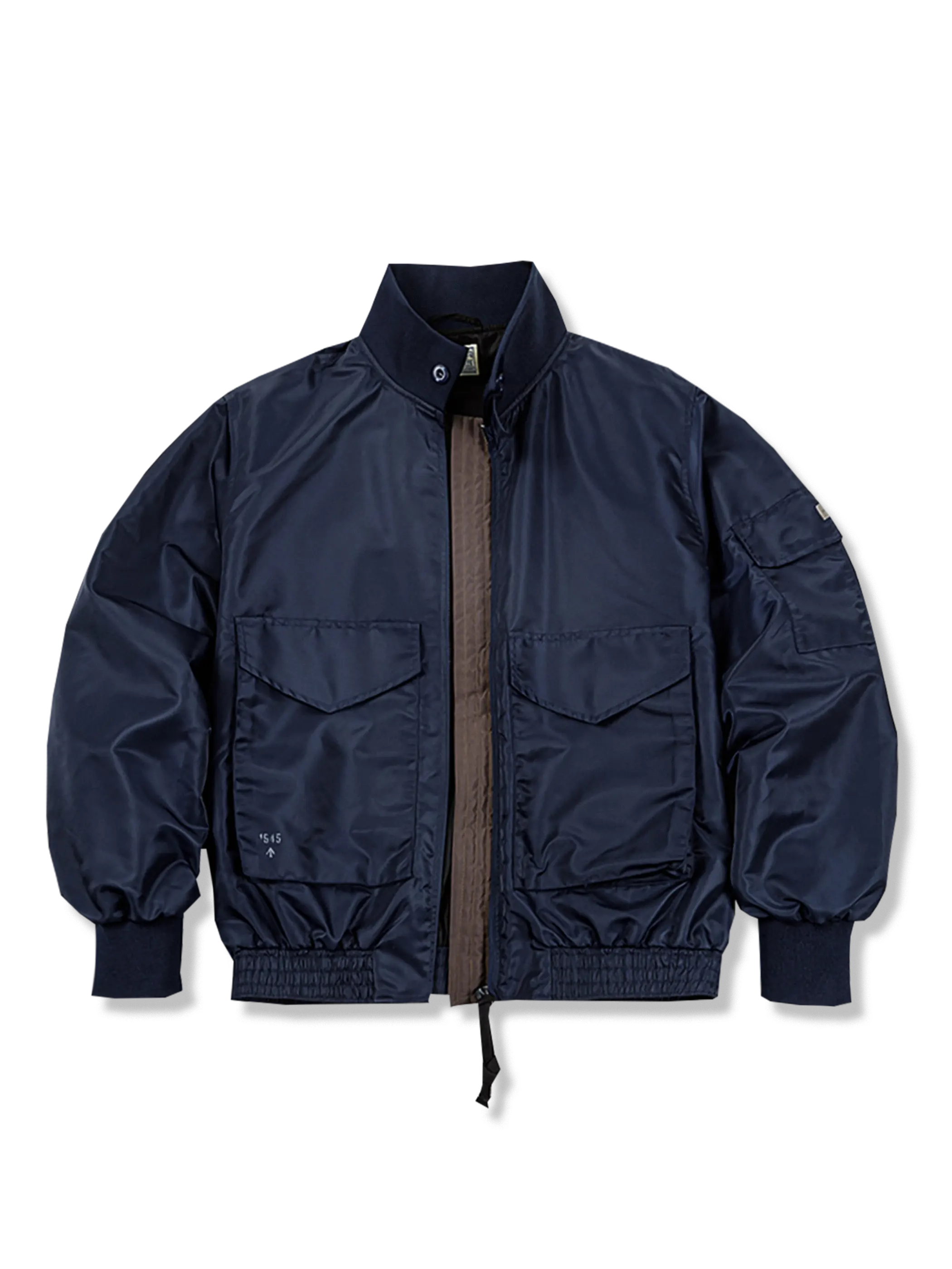 アメリカ海軍G-8 WEP型を再現したヴィンテージフライトジャケット。高密度ナイロン素材と中綿ライニングで防寒性に優れ、ミリタリーディテールを細部まで施したネイビーカラーのショート丈ジャケット。