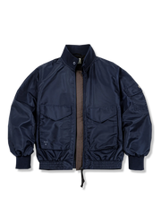 アメリカ海軍G-8 WEP型を再現したヴィンテージフライトジャケット。高密度ナイロン素材と中綿ライニングで防寒性に優れ、ミリタリーディテールを細部まで施したネイビーカラーのショート丈ジャケット。