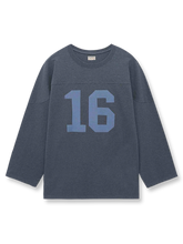 多色糸の杢調素材とひび割れ風ナンバープリントが特徴のヴィンテージ風ラグビー長袖Tシャツ。