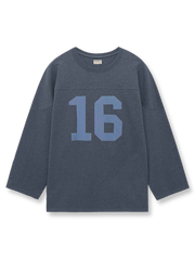 多色糸の杢調素材とひび割れ風ナンバープリントが特徴のヴィンテージ風ラグビー長袖Tシャツ。