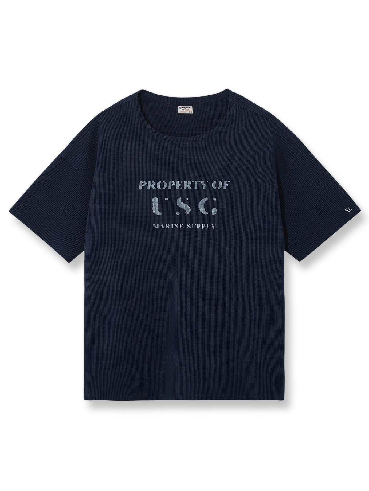 ボートネックとワッフル素材、レトロプリントが特徴のヘビーウェイトTシャツ。