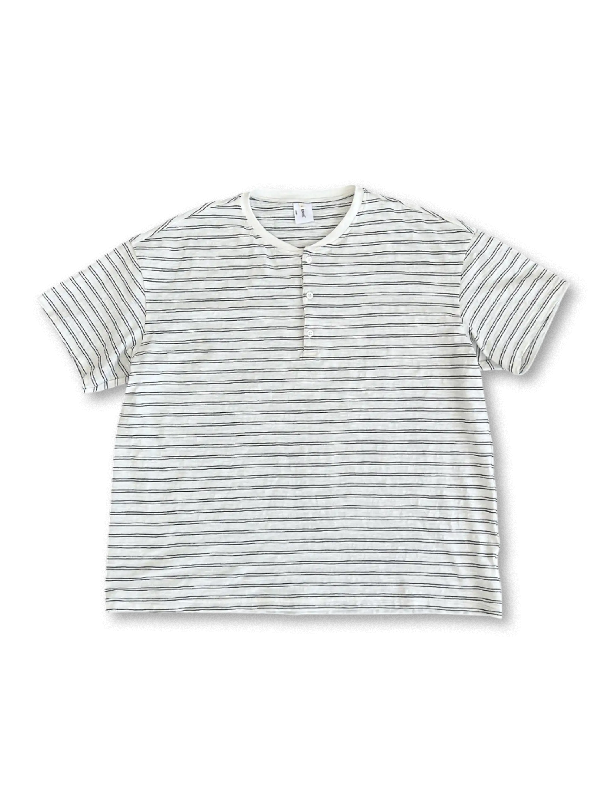 ボタン付きヘンリーネックとクラシックストライプ柄が特徴のヴィンテージ風Tシャツ。ゆったりボクシーシルエットで快適なコットン素材。ホワイトとブラックの配色で幅広いコーデに対応。