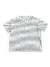ボタン付きヘンリーネックとクラシックストライプ柄が特徴のヴィンテージ風Tシャツ。ゆったりボクシーシルエットで快適なコットン素材。ホワイトとブラックの配色で幅広いコーデに対応。
