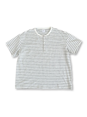 ボタン付きヘンリーネックとクラシックストライプ柄が特徴のヴィンテージ風Tシャツ。ゆったりボクシーシルエットで快適なコットン素材。ホワイトとブラックの配色で幅広いコーデに対応。