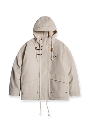 ヘリンボーン生地とフライトバックル、防風フードが特徴のヴィンテージ風ミリタリーコート。