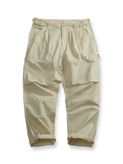 ウォッシュ加工を施した100%コットンヘリンボーン織りのワークパンツ。ストレートシルエット、膝の3D立体カットと豊富なポケットを特徴とするアイテム。