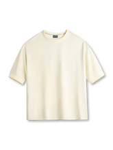 ビッグシルエットの高コットン混紡素材5分袖ドロップショルダーTシャツ。背面に波形刺繍と流蘇ディテールをあしらい、快適な着心地と個性的なデザインが特徴。