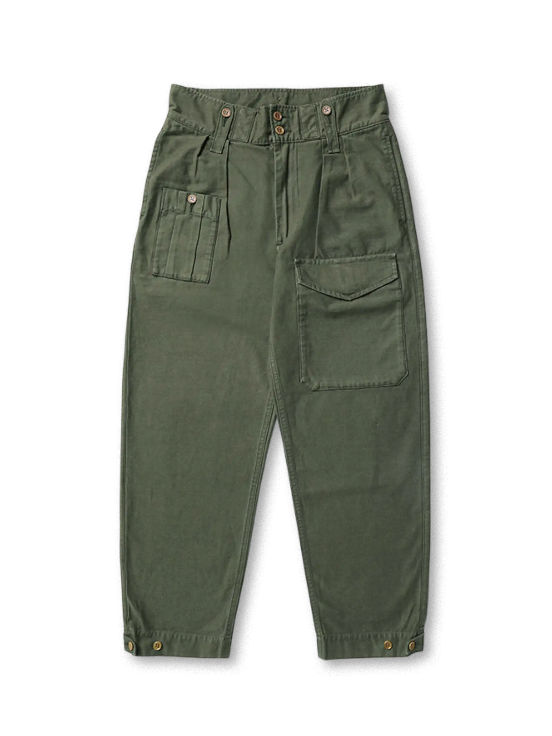 クラシックな英軍甲板パンツを再現したハイウエストワイドパンツ。コットンサテン素材と洗い加工によるヴィンテージ感、エクアドル産象牙果ボタン、九個のパンツ耳、大きなポケットと調節可能な裾ボタンが特徴。