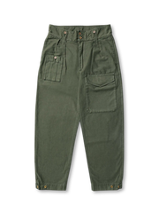 クラシックな英軍甲板パンツを再現したハイウエストワイドパンツ。コットンサテン素材と洗い加工によるヴィンテージ感、エクアドル産象牙果ボタン、九個のパンツ耳、大きなポケットと調節可能な裾ボタンが特徴。