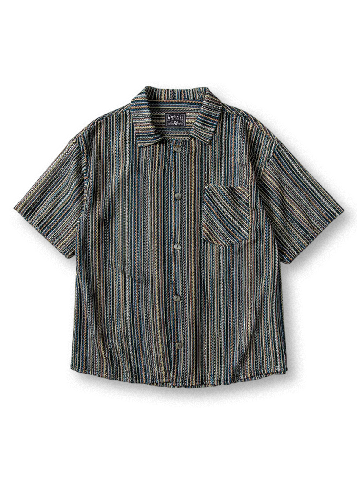 軽やかな空気穴編みニット素材とストライプ柄が特徴のオープンカラーシャツ