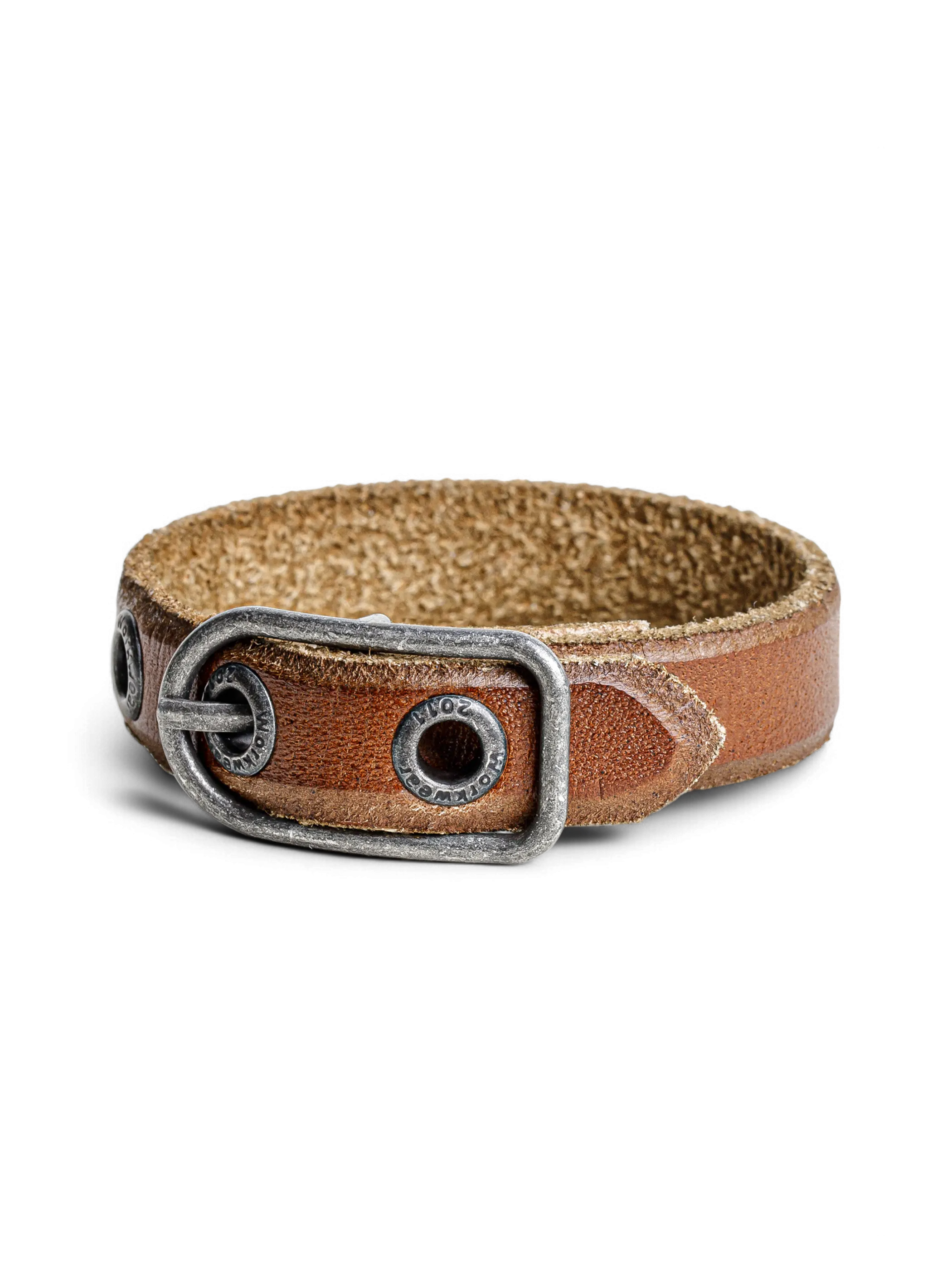 天然風合いとアンティーク金属パーツが特徴のヴィンテージレザーブレスレット