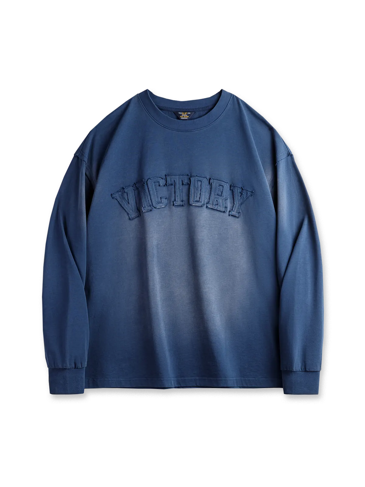 多彩なウォッシュ加工と手作業のレターアップリケが特徴のヴィンテージ風グラデーションスウェット。ゆったりしたシルエットで快適な着心地。