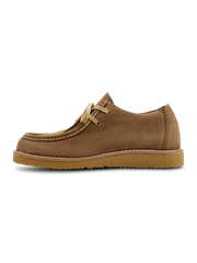 ヴィンテージ風スエード&カンガルーレザーのモカシンシューズ。MOC-TOEトゥと岩肌ラバーソール、フランネルインソールを特徴とするデザイン。