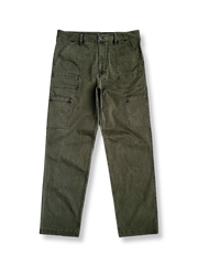 ミリタリーグリーンのウォッシュ加工生地と多ポケットが特徴のヴィンテージワークパンツの全体像。