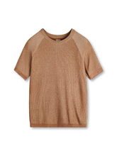 1950~60年代アメリカンワークウェアに着想を得たゆったりシルエットのオレンジニットTシャツ。通気性と弾性を兼ね備えたニット素材で、リブ切り替えとドロップショルダーが上品なヴィンテージカジュアルを演出。