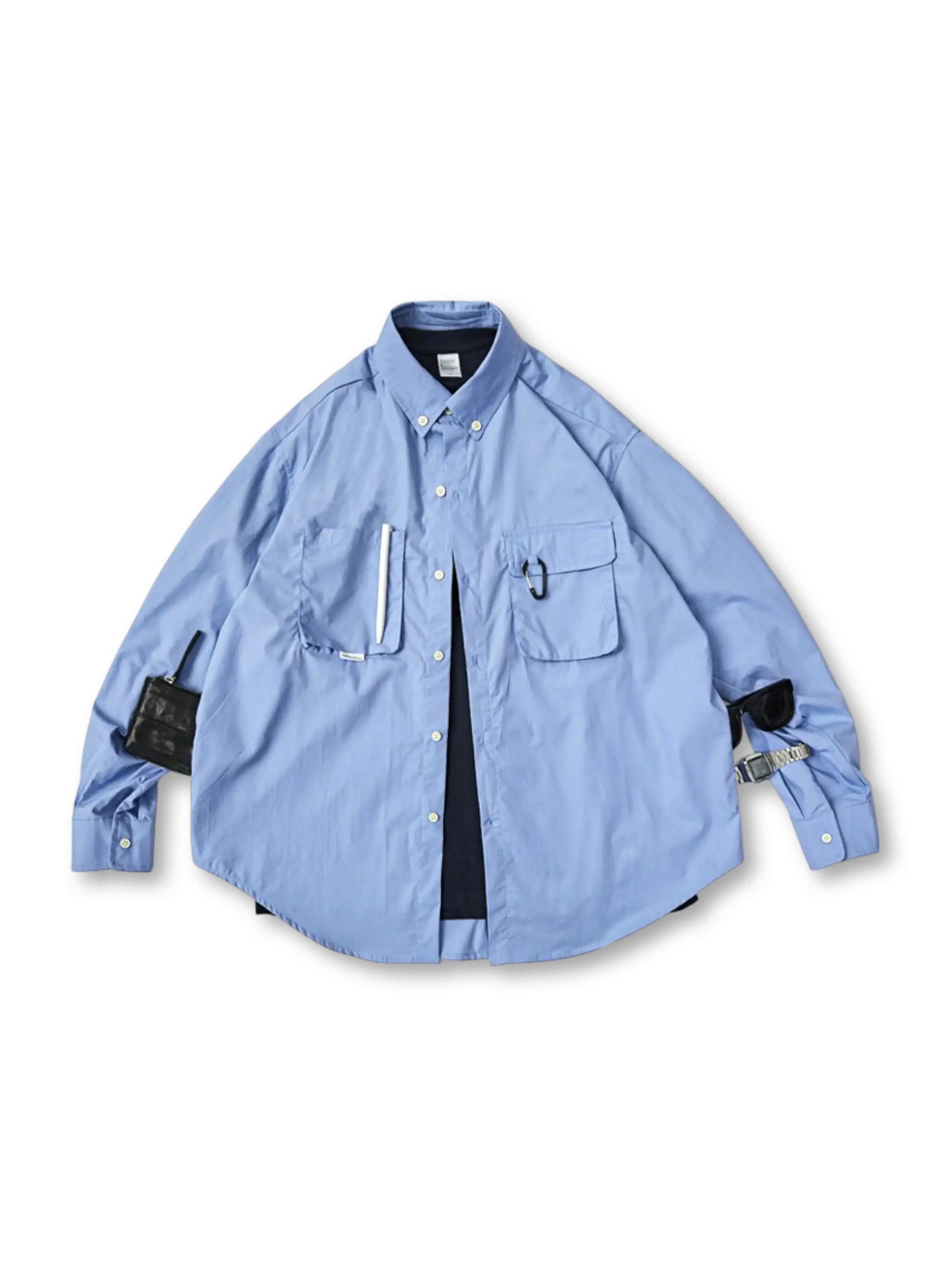 オーバーサイズのボックスシルエット、複数ポケット付きのヴィンテージアウトドアワークシャツ。コットン100%生地、ボタンダウン襟、調節可能カフス、ラウンドカット裾。春夏のライトアウターに最適