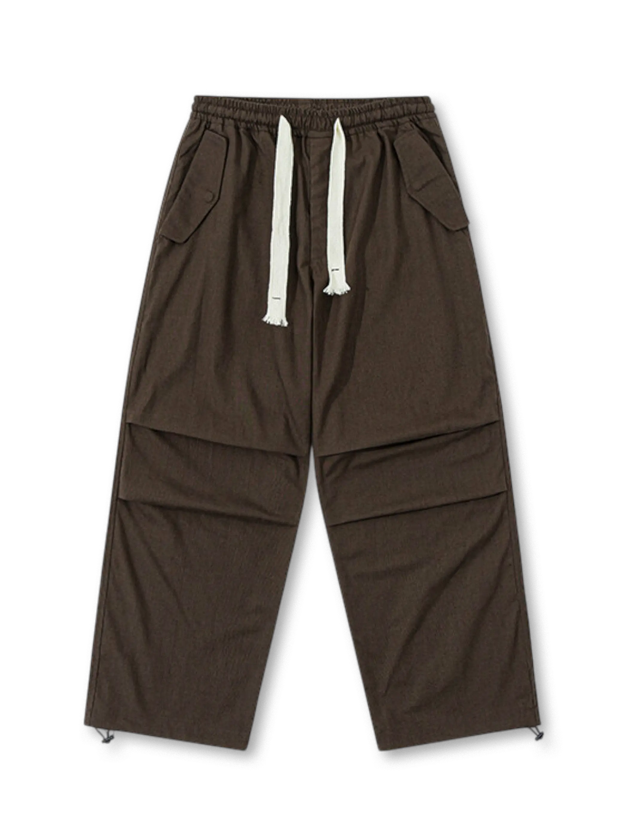ミリタリーテイストと調節可能なウエスト・裾が特徴のヴィンテージパラシュートパンツ