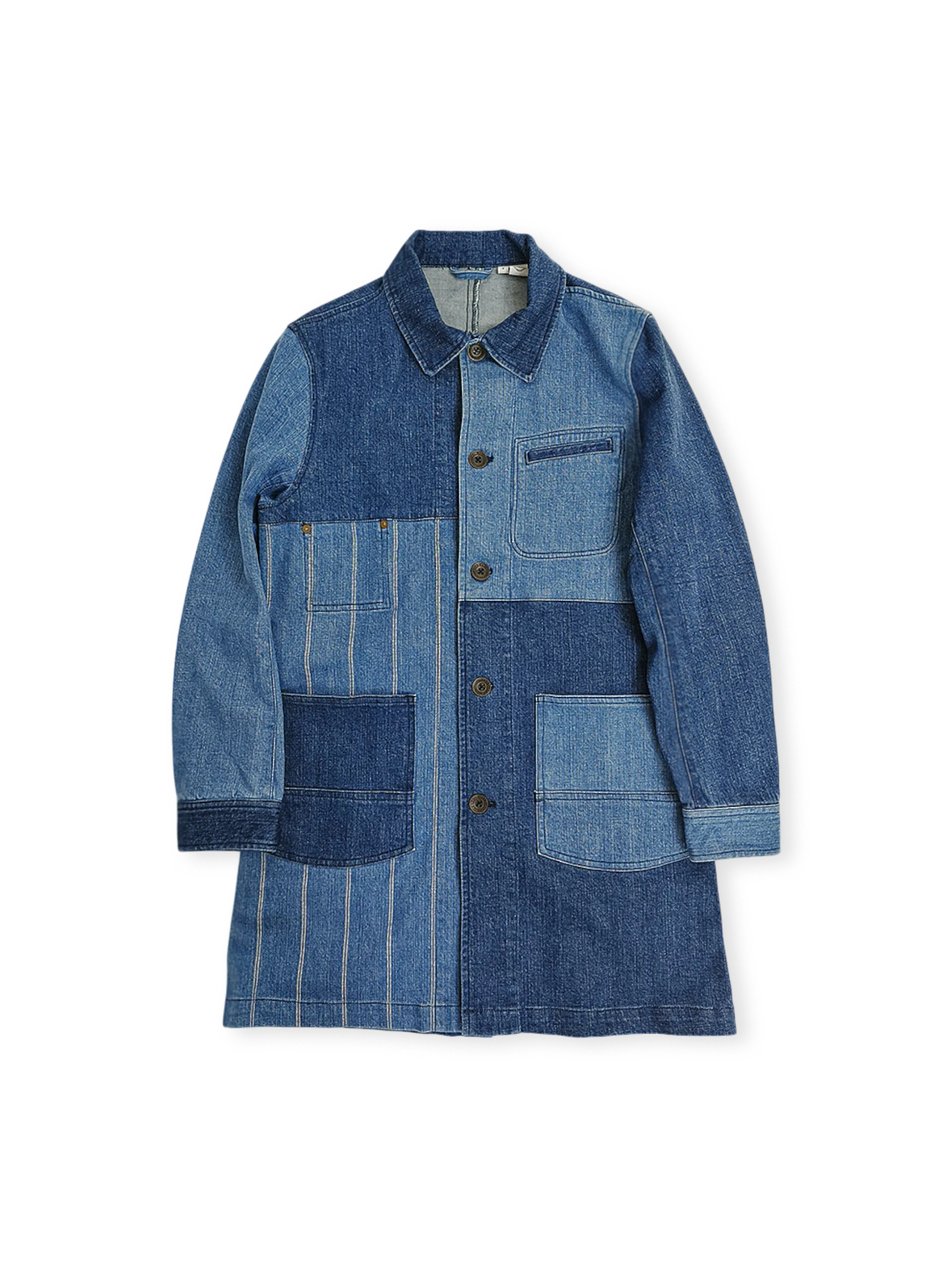 深浅ブルーのデニム生地を用いたヴィンテージパッチワークデニムコート全体外観.