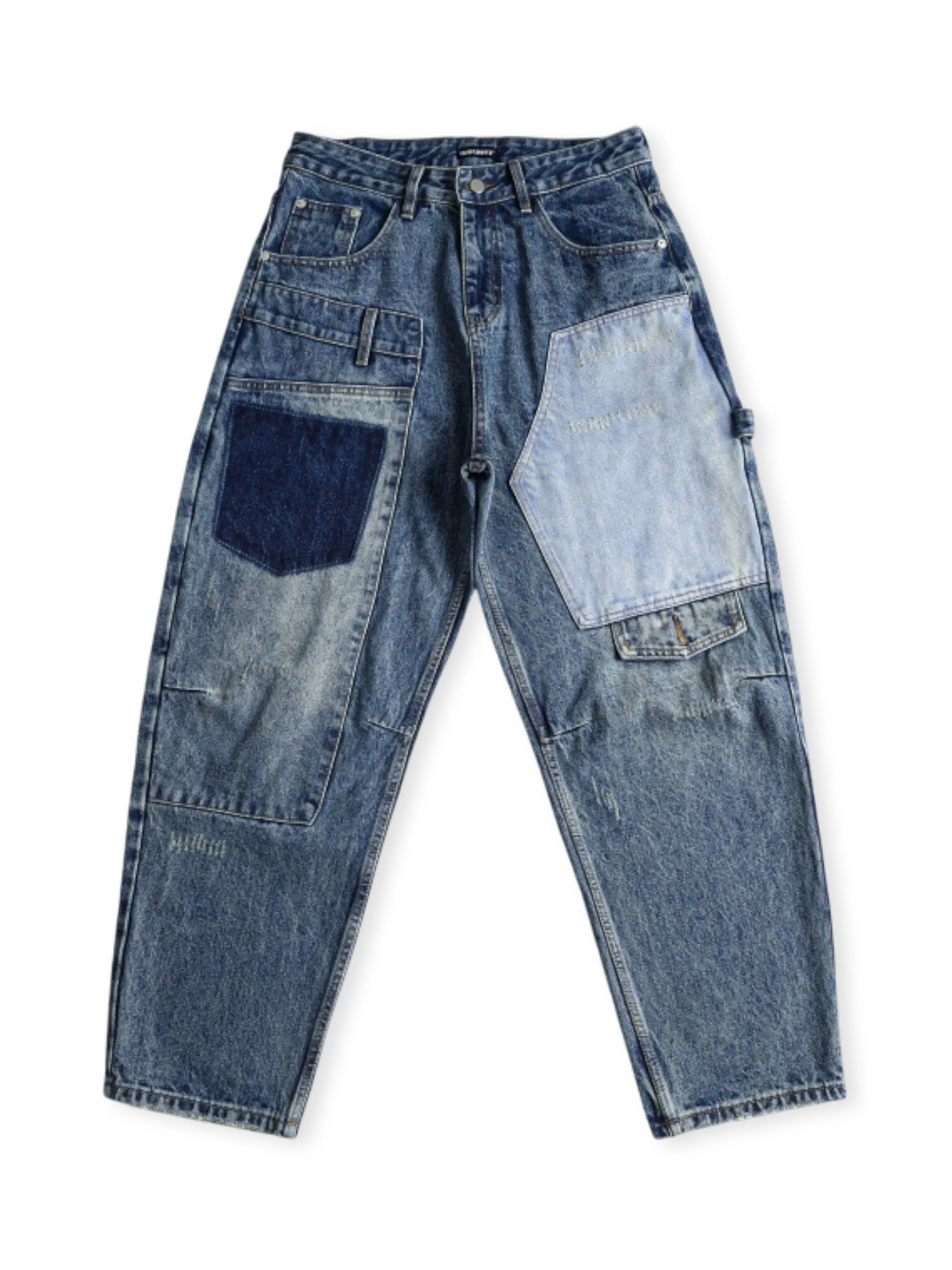 異なるウォッシュカラーとパッチワークプリントが特徴のヴィンテージ風デニムパンツ。立体カットとスプレープリントが魅力。