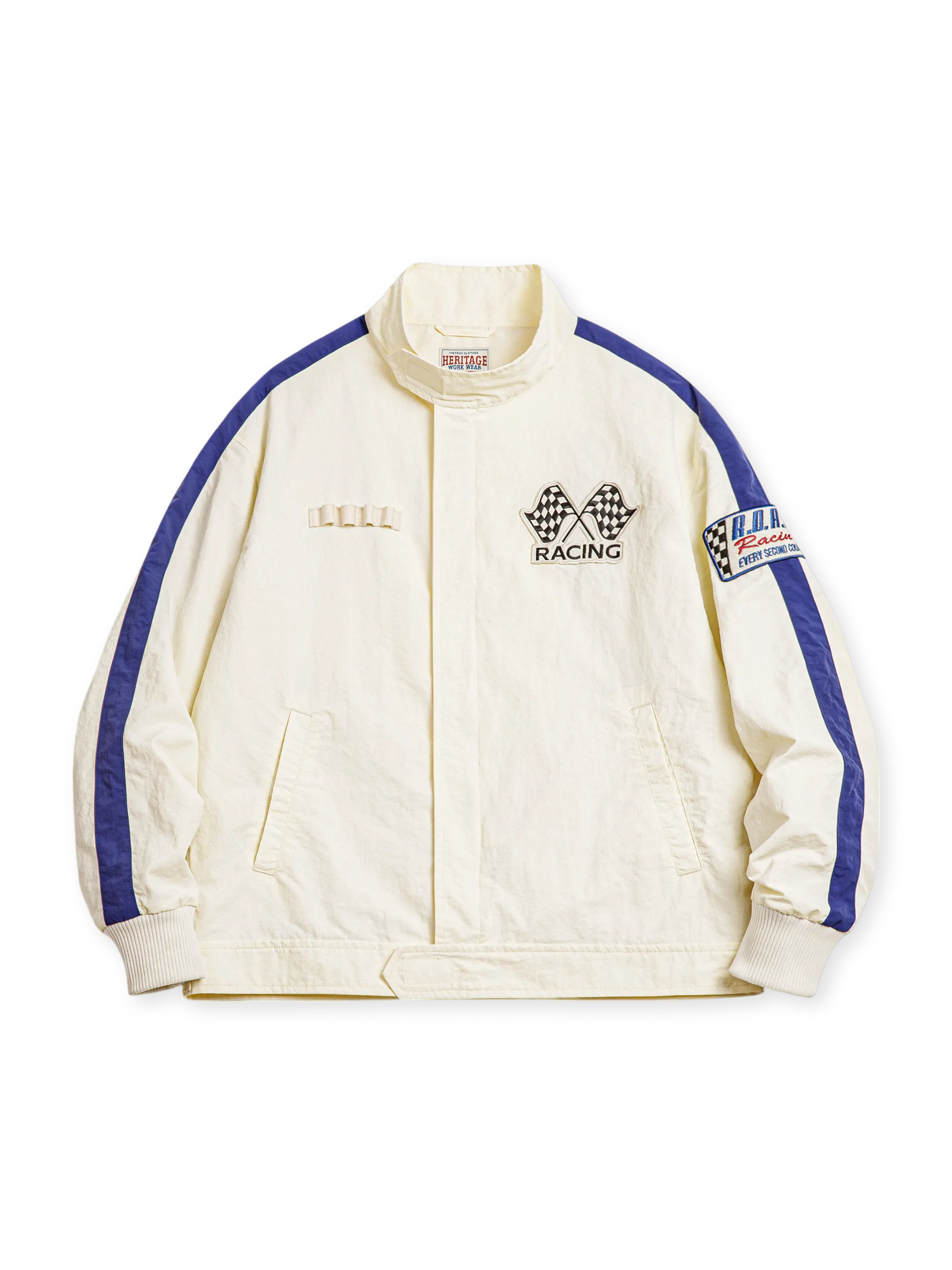 ブルーとホワイトのカラーブロックとチェッカーフラッグ柄が特徴の刺繍入りヴィンテージレーシングジャケット。調節可能な襟と刺繍ワッペンがポイント。