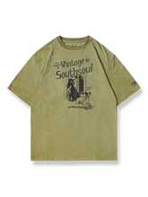 植物染めと手刷りプリントが施されたヴィンテージ風Tシャツ