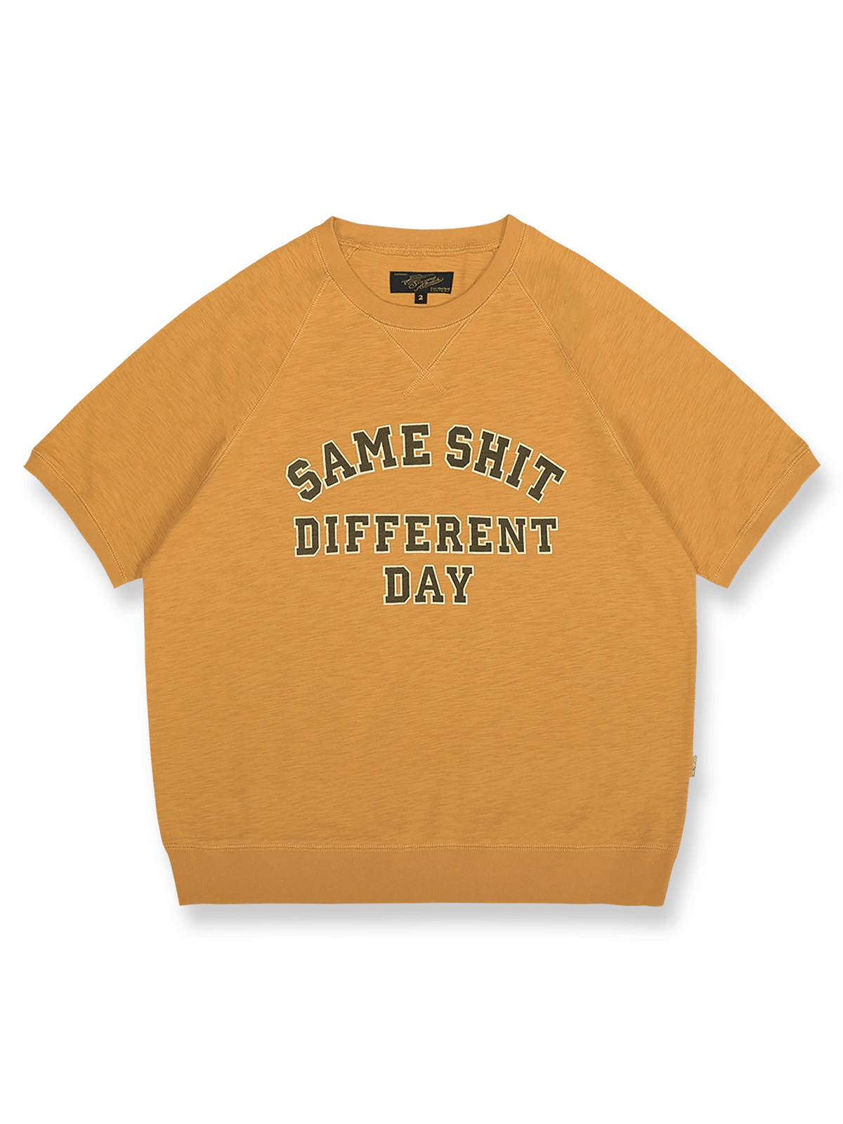 スラブテクスチャーの260gコットンと「SAME SHIT DIFFERENT DAY」プリントが特徴の半袖Tシャツ