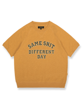 スラブテクスチャーの260gコットンと「SAME SHIT DIFFERENT DAY」プリントが特徴の半袖Tシャツ