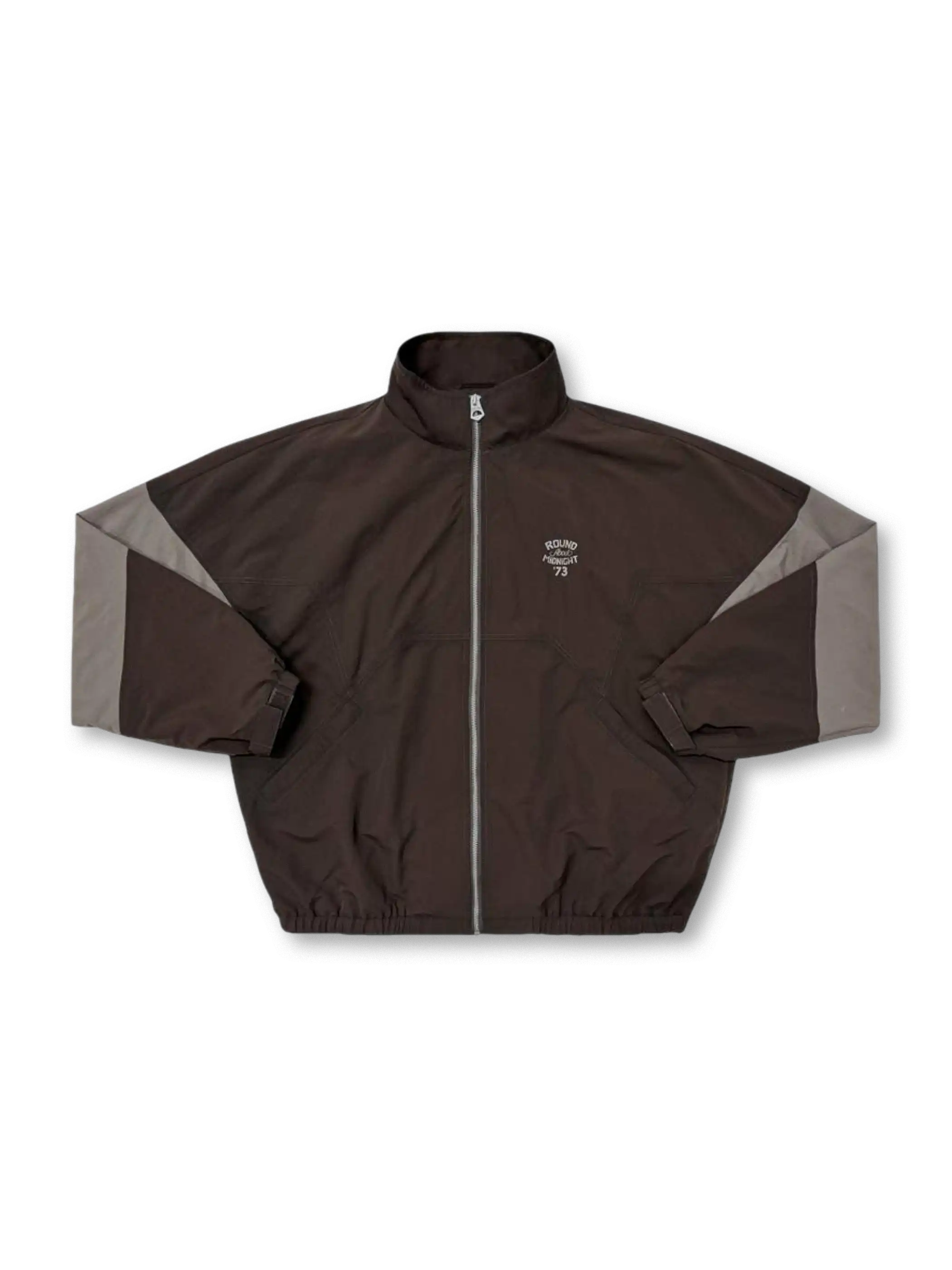 vintage_racing_jacket
超ワイド短身シルエットと不規則パネル切り替えが特徴の軽量ナイロン製レーシングジャケット。ヴィンテージディテール付き。