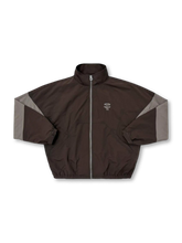 vintage_racing_jacket
超ワイド短身シルエットと不規則パネル切り替えが特徴の軽量ナイロン製レーシングジャケット。ヴィンテージディテール付き。