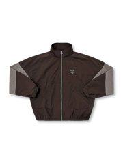 vintage_racing_jacket
超ワイド短身シルエットと不規則パネル切り替えが特徴の軽量ナイロン製レーシングジャケット。ヴィンテージディテール付き。