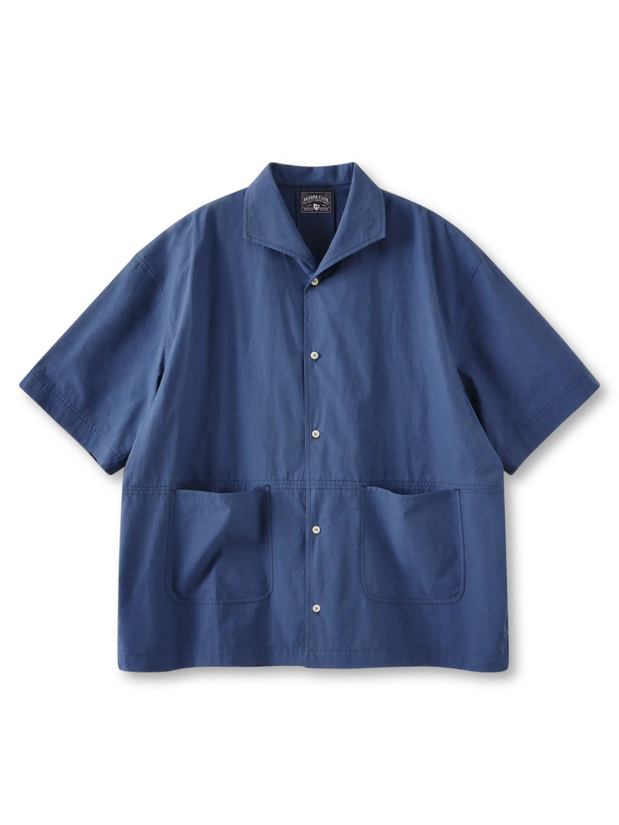 セーラーカラーと大容量U型ポケットが特徴のドロップショルダーシャツ