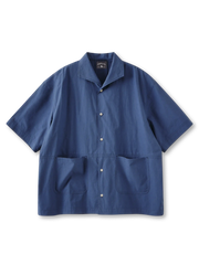 セーラーカラーと大容量U型ポケットが特徴のドロップショルダーシャツ