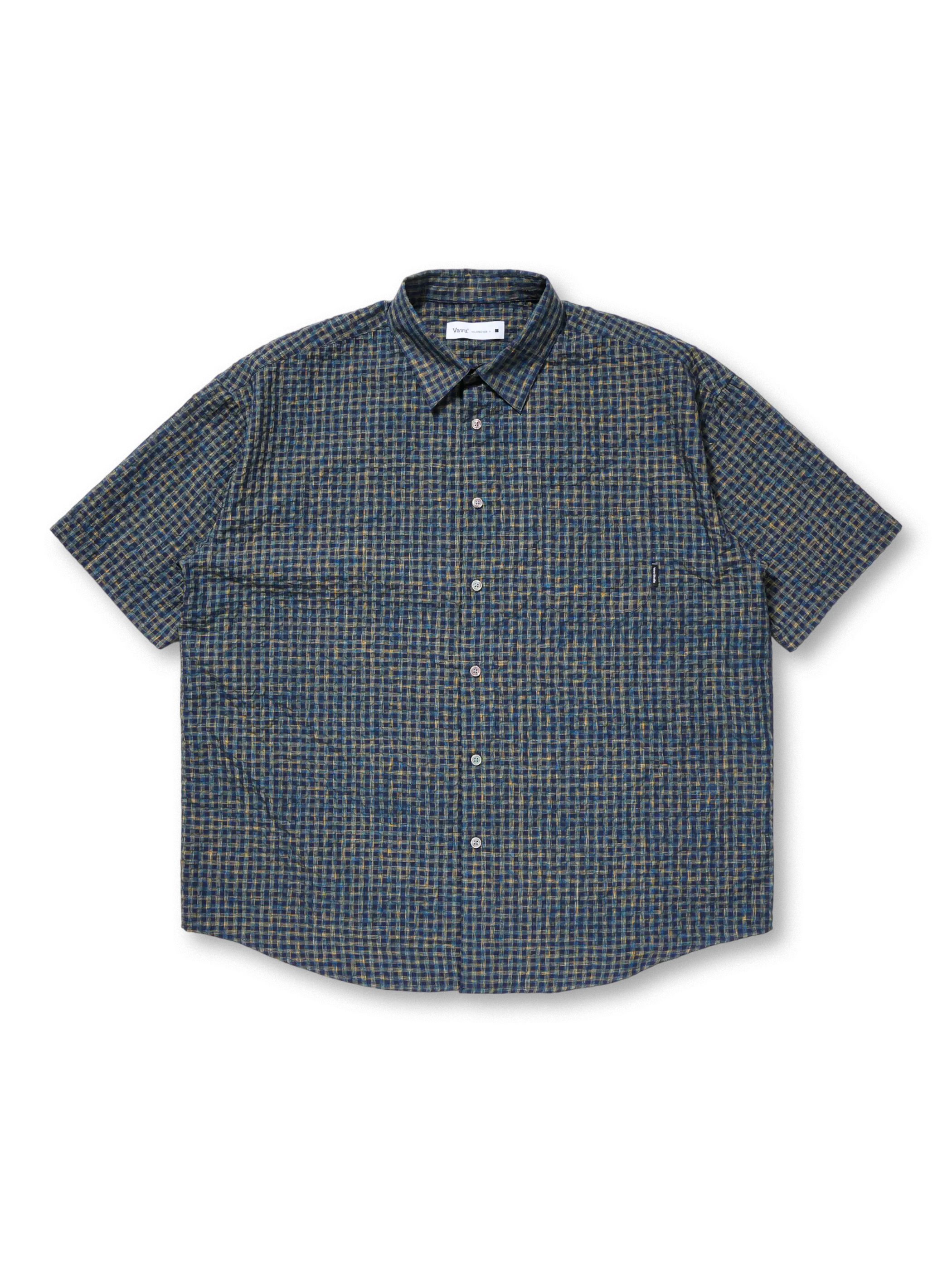 凹凸感のあるシアサッカー生地のヴィンテージチェックシャツ。通気性が良く、透けにくい厚み。シャツカラーと胸ポケット付きで実用的。男女ペアで楽しめるルーズフィットシルエット。