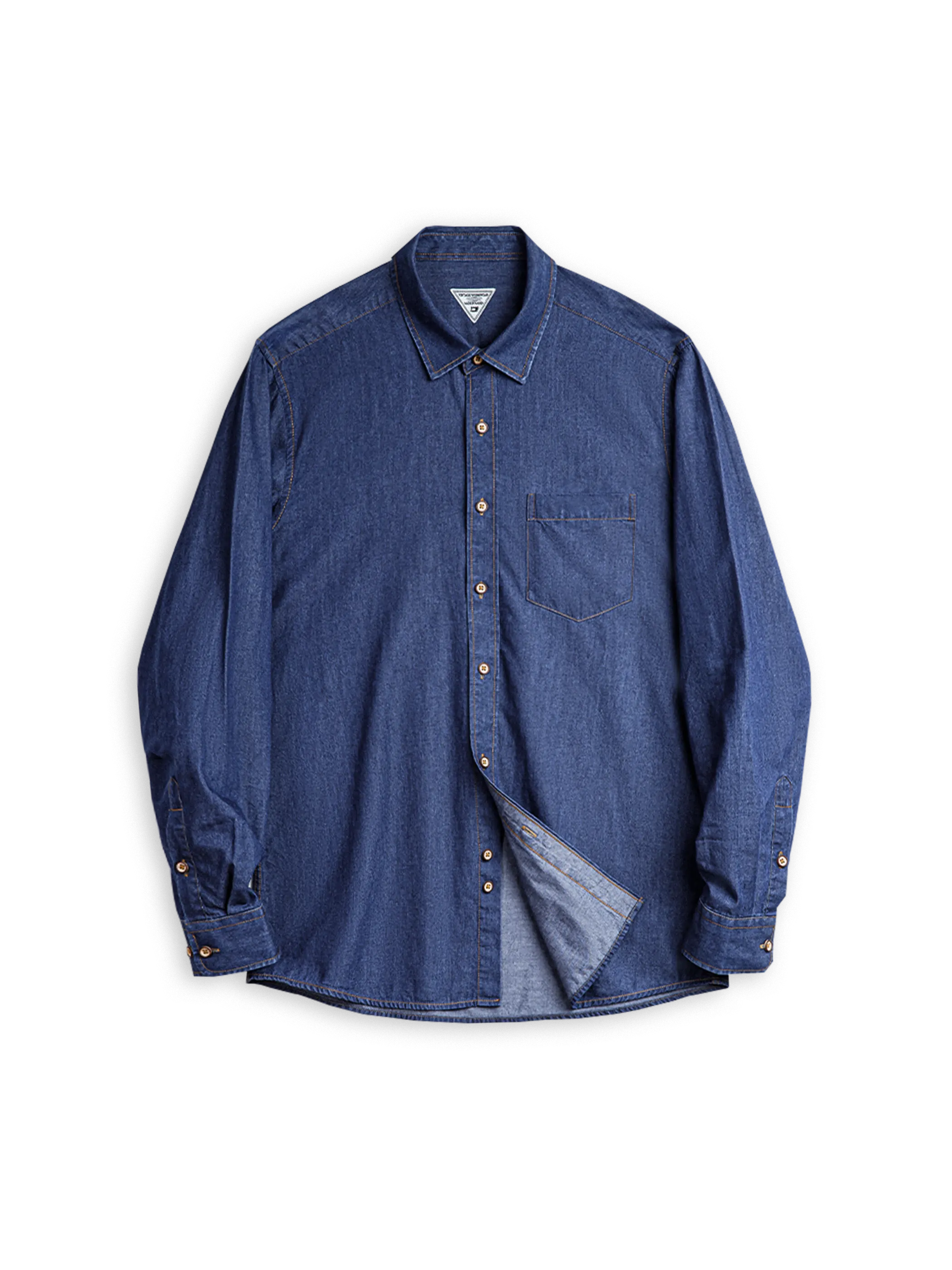 20世紀アメリカンワークウェアを踏襲したウォッシュ加工デニムシャツ。シングルポケットとバイカラーボタン、ゴールドステッチが特徴。