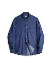 20世紀アメリカンワークウェアを踏襲したウォッシュ加工デニムシャツ。シングルポケットとバイカラーボタン、ゴールドステッチが特徴。