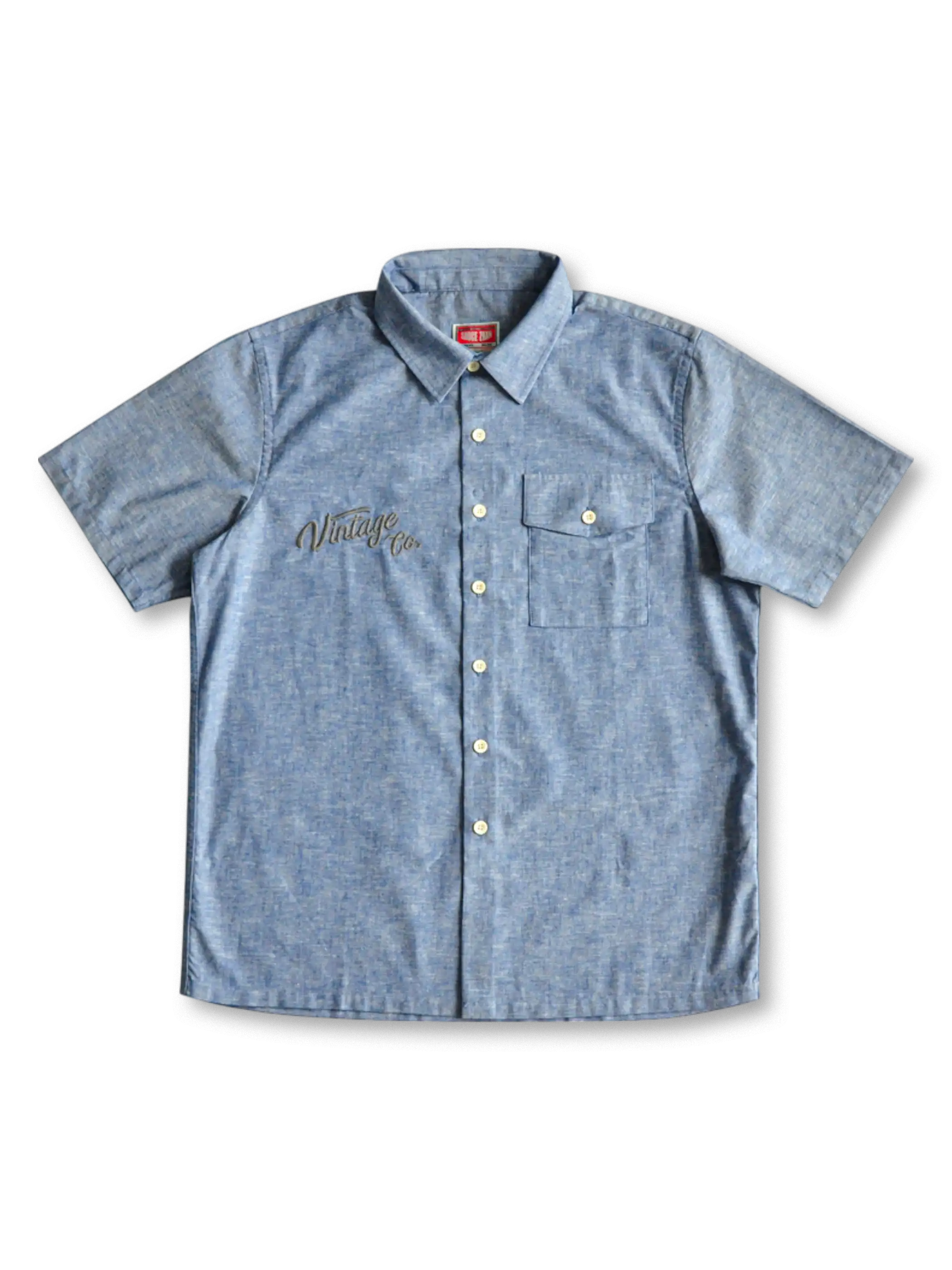 軽やかな薄手シャンブレー素材と控えめな刺繍が特徴のヴィンテージ風ワークシャツ