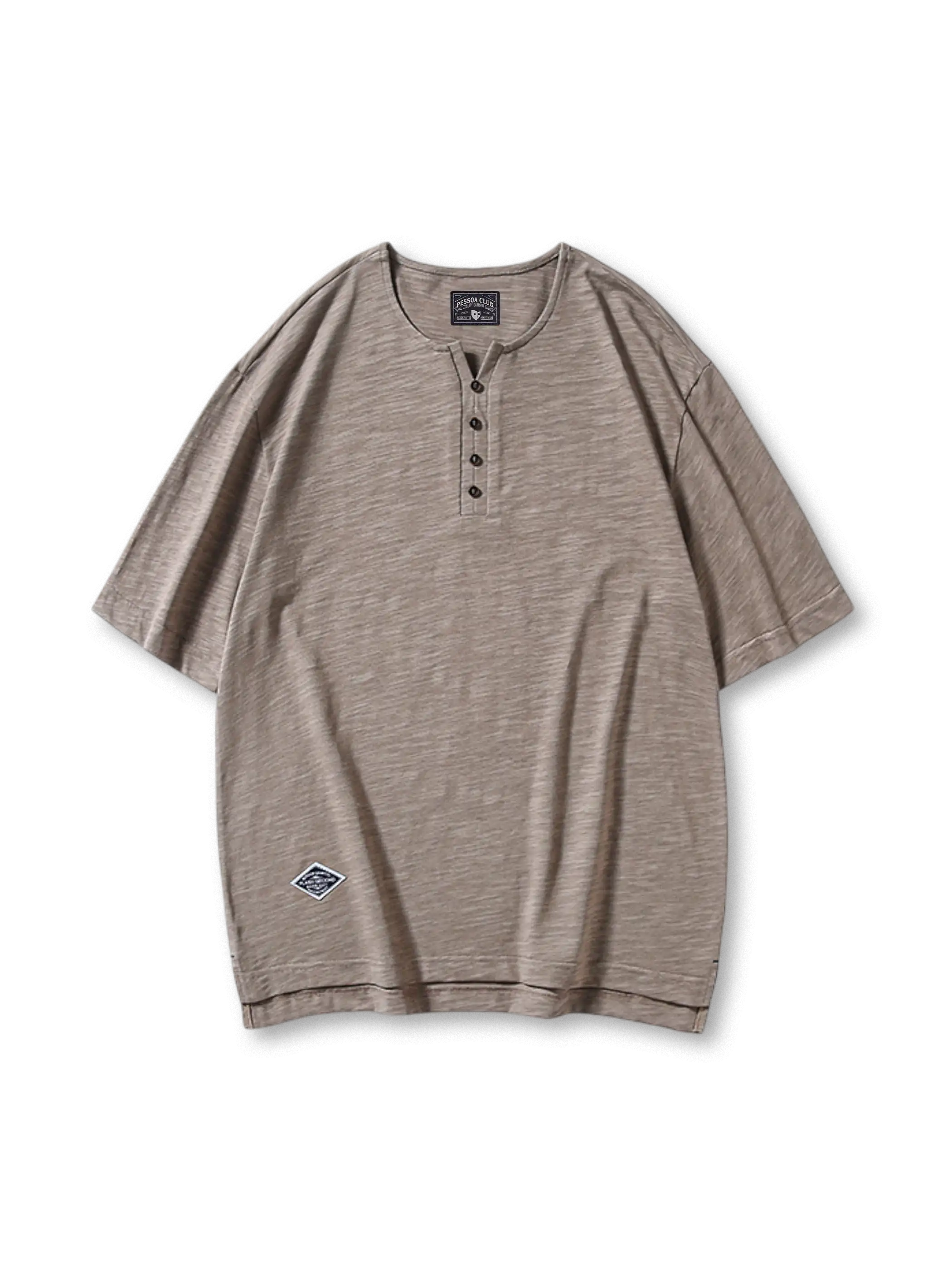 伝統的なヘンリーネックデザインを持つスラブコットン素材のルーズフィットTシャツ