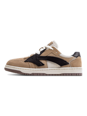 牛革スエード×メッシュ×超繊維レザーの多素材切り替えとレザーアロー、太めシューレースを備えた90年代風ヴィンテージスポーツスニーカー。