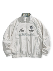 80年代アメリカン校チームスポーツジャケット風の立ち襟ジッパージャケットシャツ。刺繍とアルファベットモチーフ付き。