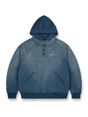 製品染めとスプレー加工で仕上げたヴィンテージ感のあるスウェットシャツ