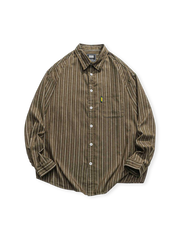 柔らかくストレッチ性あるストライプ生地のボタンダウンシティボーイシャツ。ルーズフィット設計。